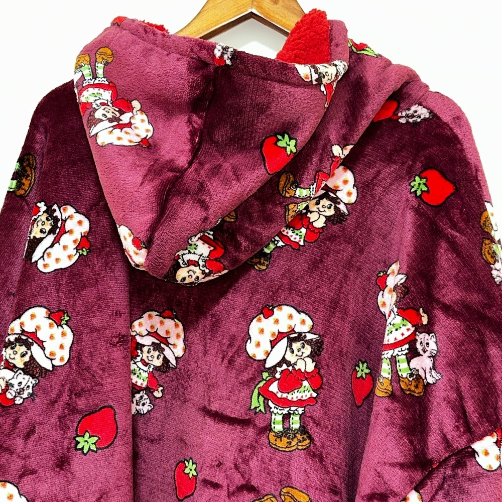 Strawberry Shortcake Women Oversized Hoodie L/ XL Burgundy Blanket Sherpa Poncho
